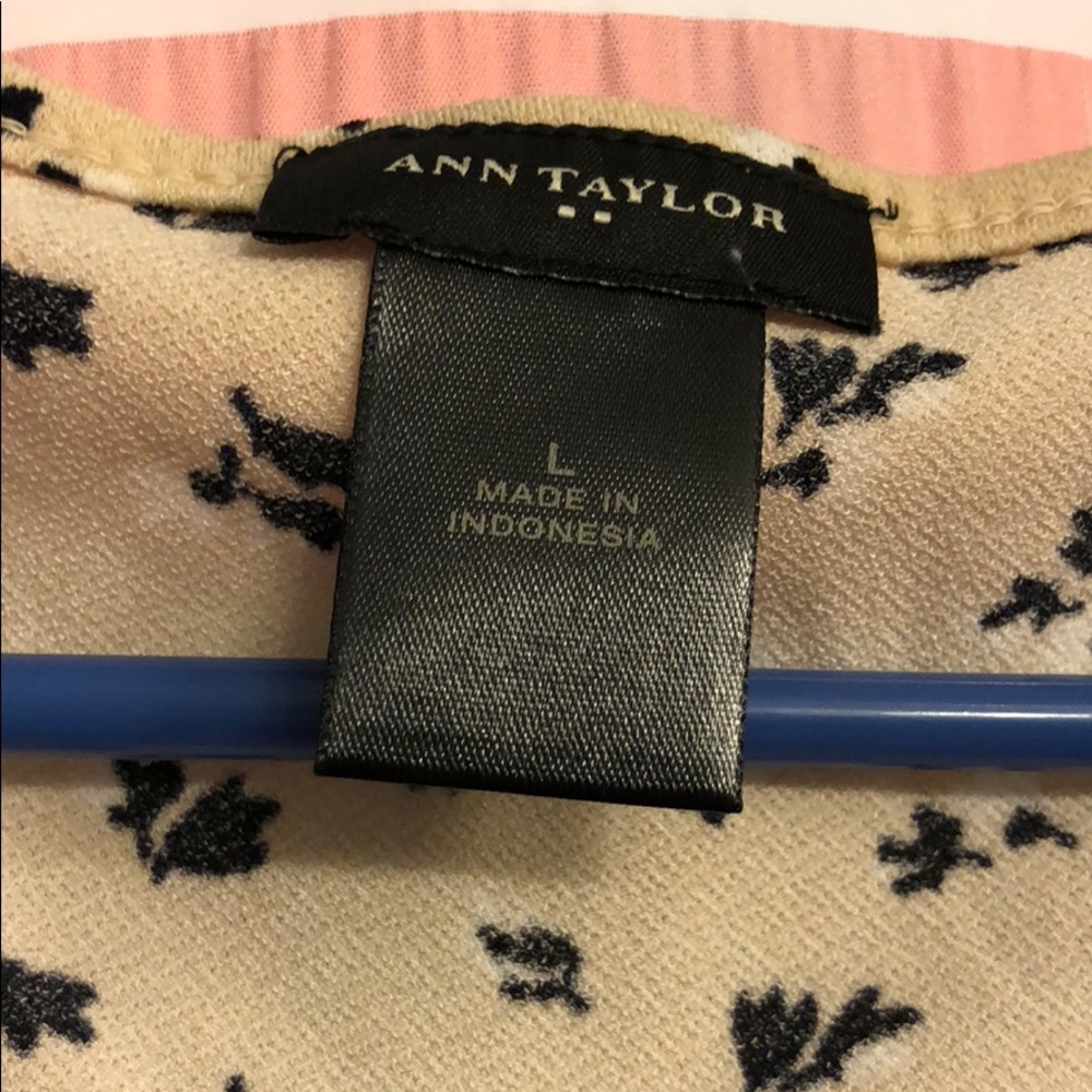 Ann Taylor popover flower shell - Picture 2 of 4